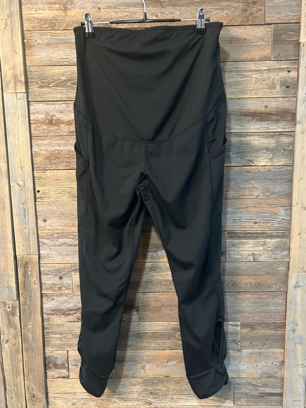 Maacie Maternity Black Leggings with Side Pockets and Keyhole Detail - size L